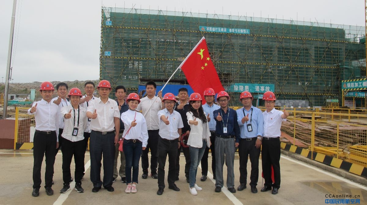 与国旗合影，为祖国点赞

            ——贵州空管分局开展“与国旗合影”活动