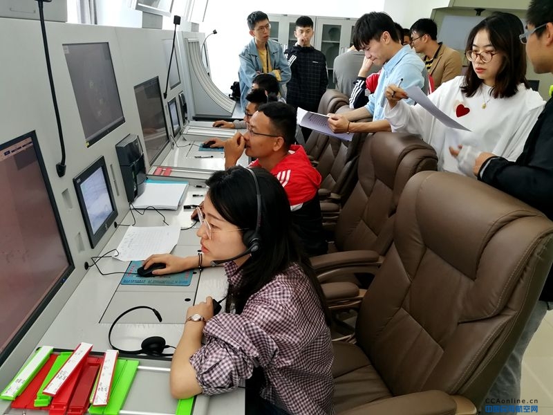 青海空管分局西宁进近管制室开展缩小雷达管制间隔模拟机验证工作