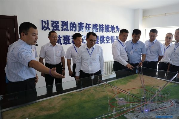内蒙古机场集团党委书记李洪到包头机场调研指导工作 