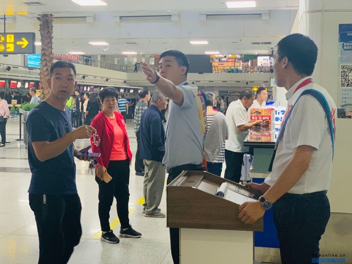 乌鲁木齐国际机场航站区管理部开展“团旗引航 志愿飞扬”志愿者服务活动