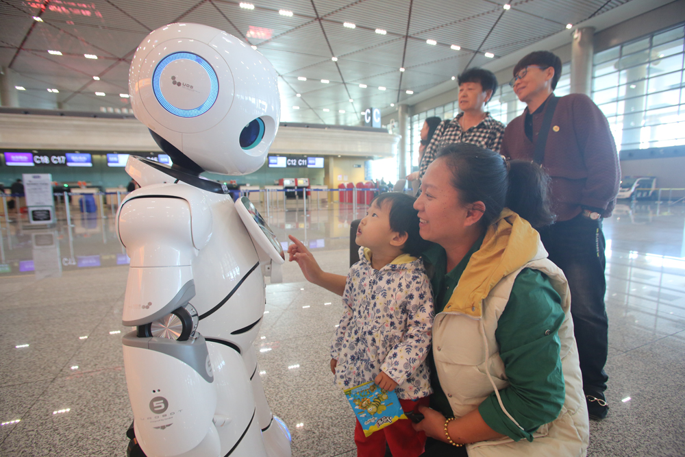 智能问询机器人“小冰”亮相哈尔滨机场