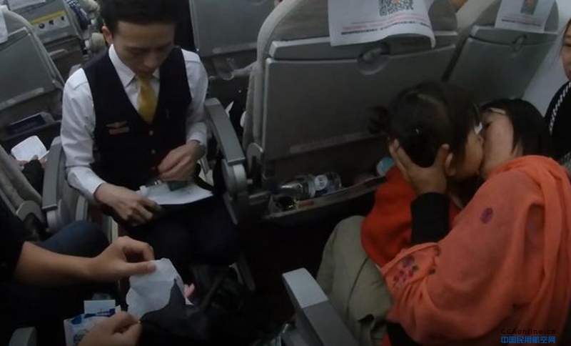 女童万米高空突遇呼吸困难  乘务组与旅客联手急救后成功脱险