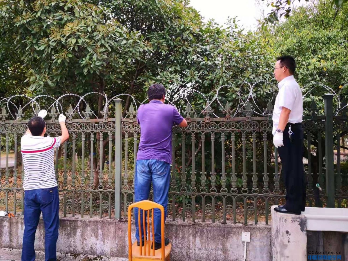 黄山机场蓝服公司党员突击队自己动手加装围界刺网
