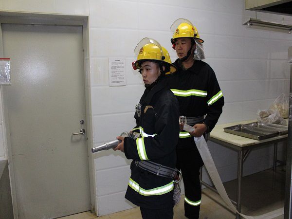 呼和浩特机场消防大队与内蒙古空港航空食品有限责任公司开展消防演练
