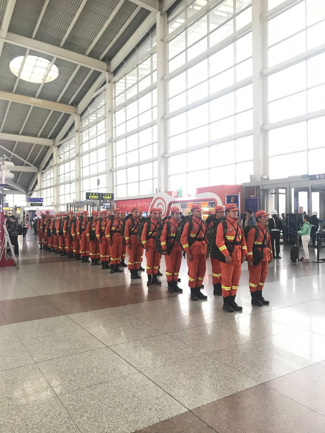 内蒙古民航机场地服分公司顺利完成消防救援官兵拉练保障 