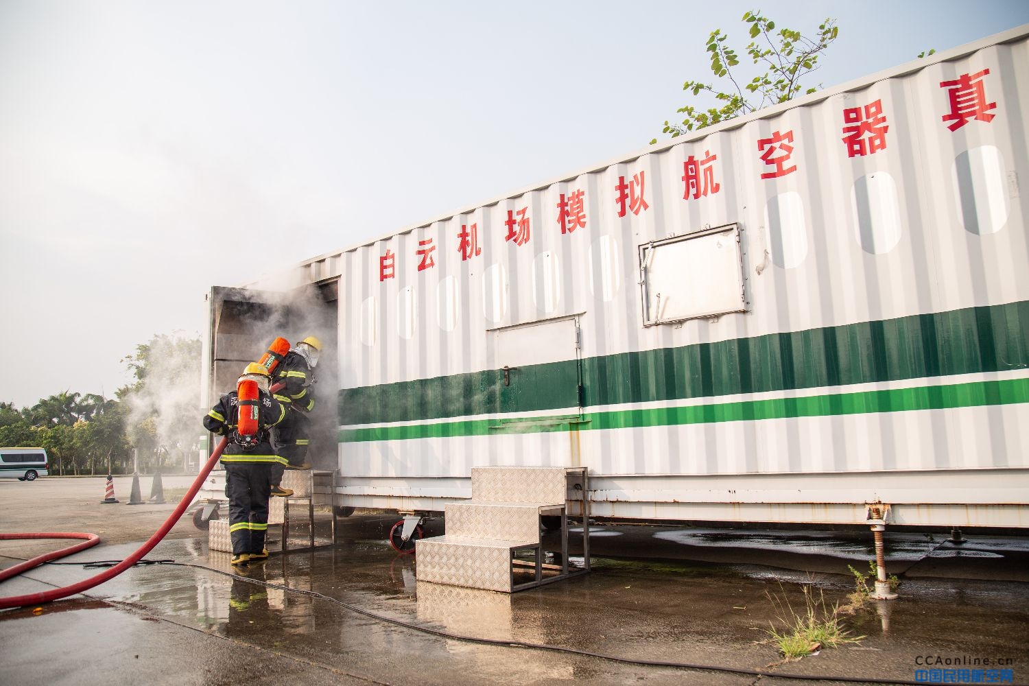 消防安保管理中心举办“首期集装箱式航空器真火实战培训”