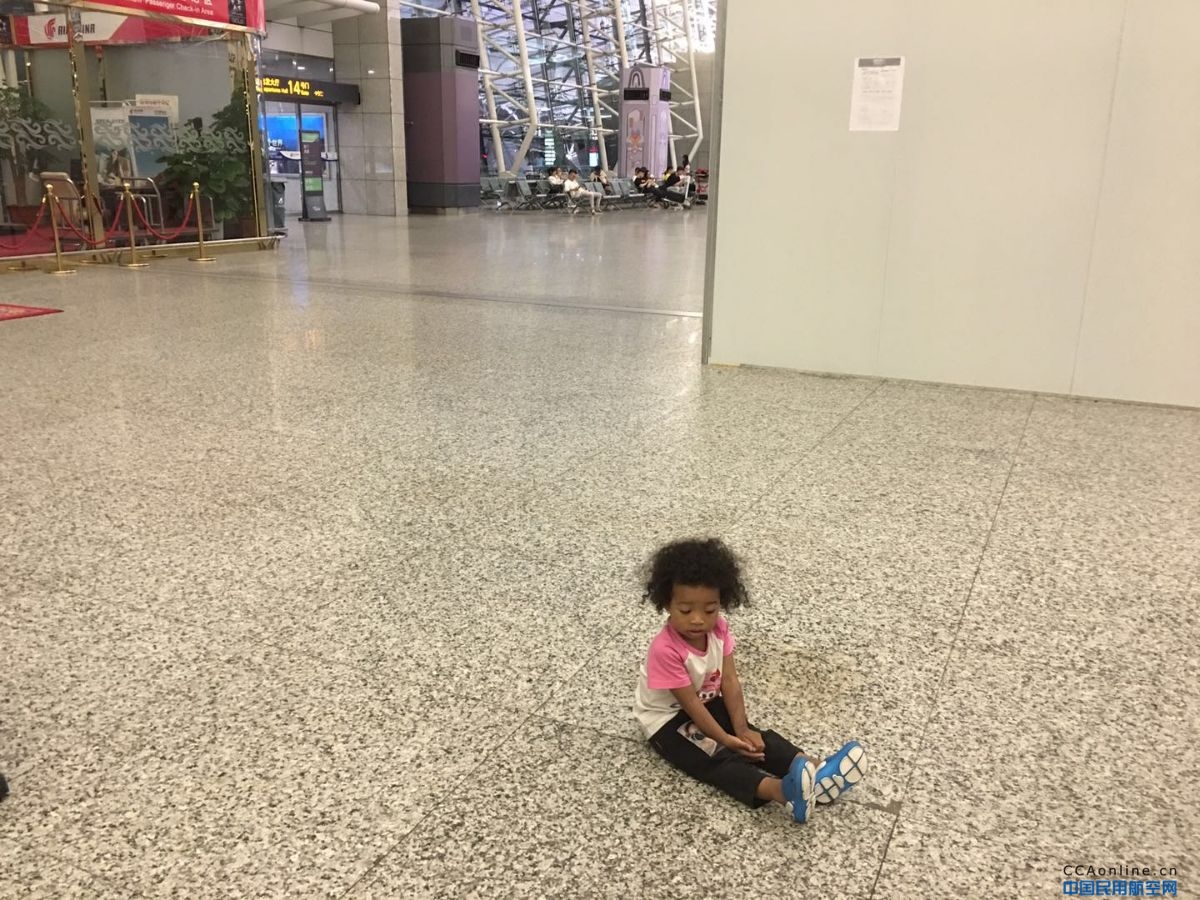 非洲小孩中国妈妈 机场走失安保相助