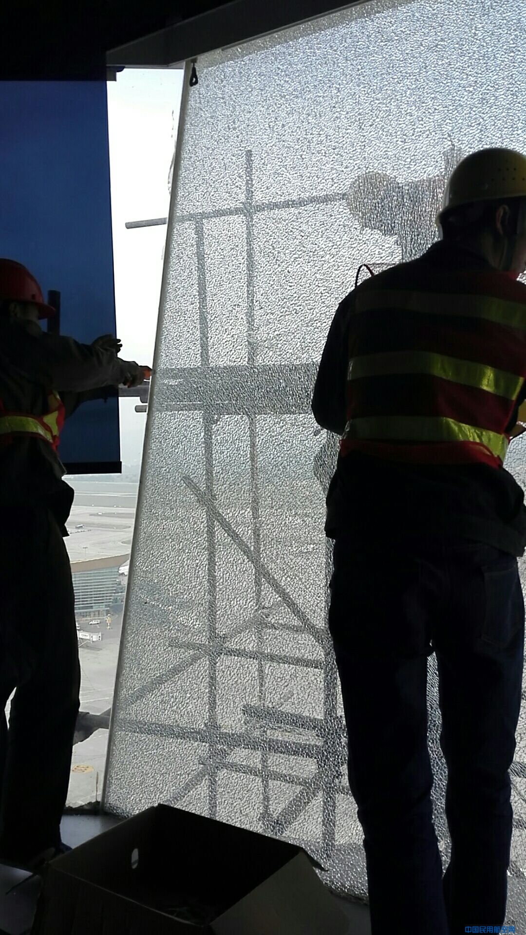 后勤服务中心圆满完成塔台玻璃更换工程保障任务