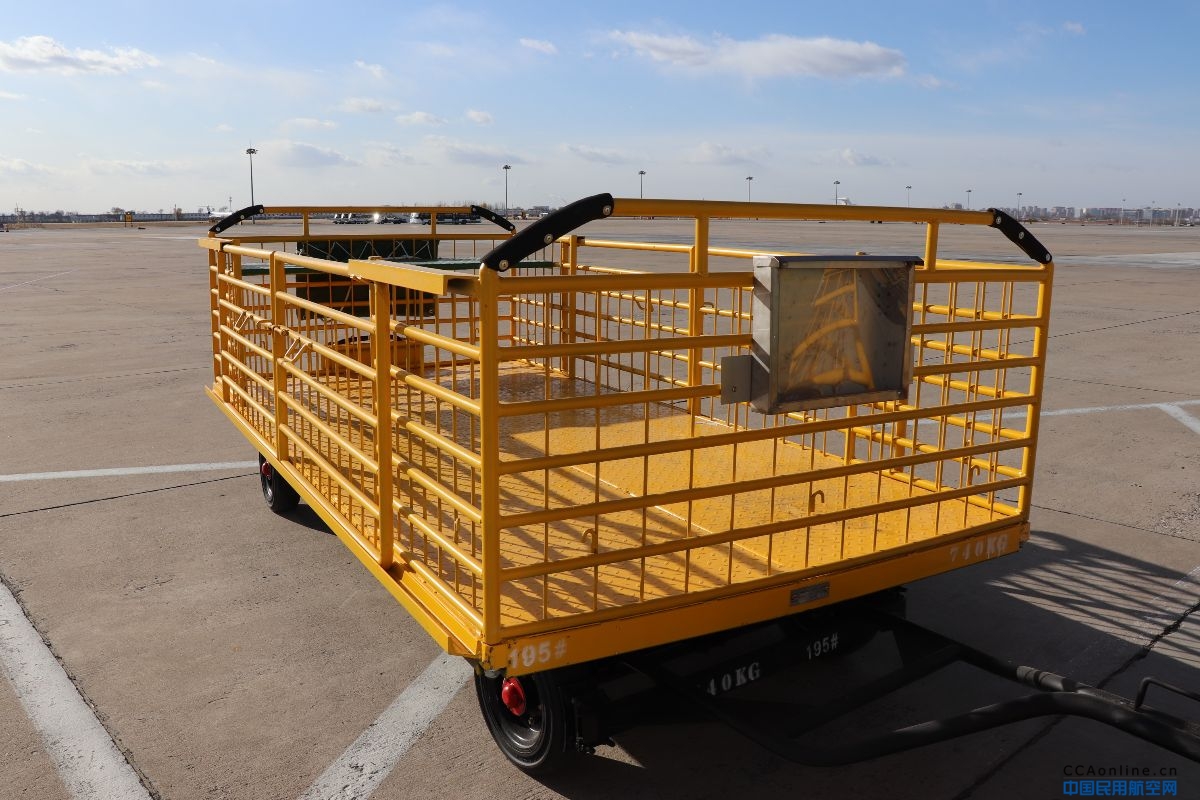内蒙古民航机场地服分公司新购置30辆拖斗车投入使用 