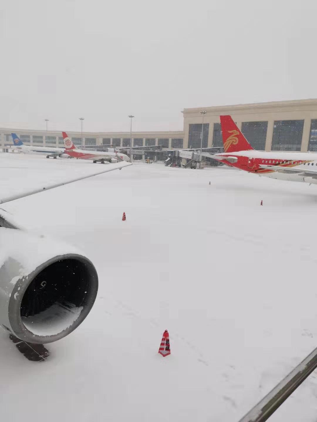 普降大雪机场关闭  服务暖心获理解  ——  MU5447航班东航江西乘务组做好旅客服务工作