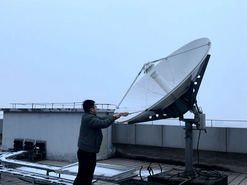 及时清除卫星天线积雪确保通信畅通