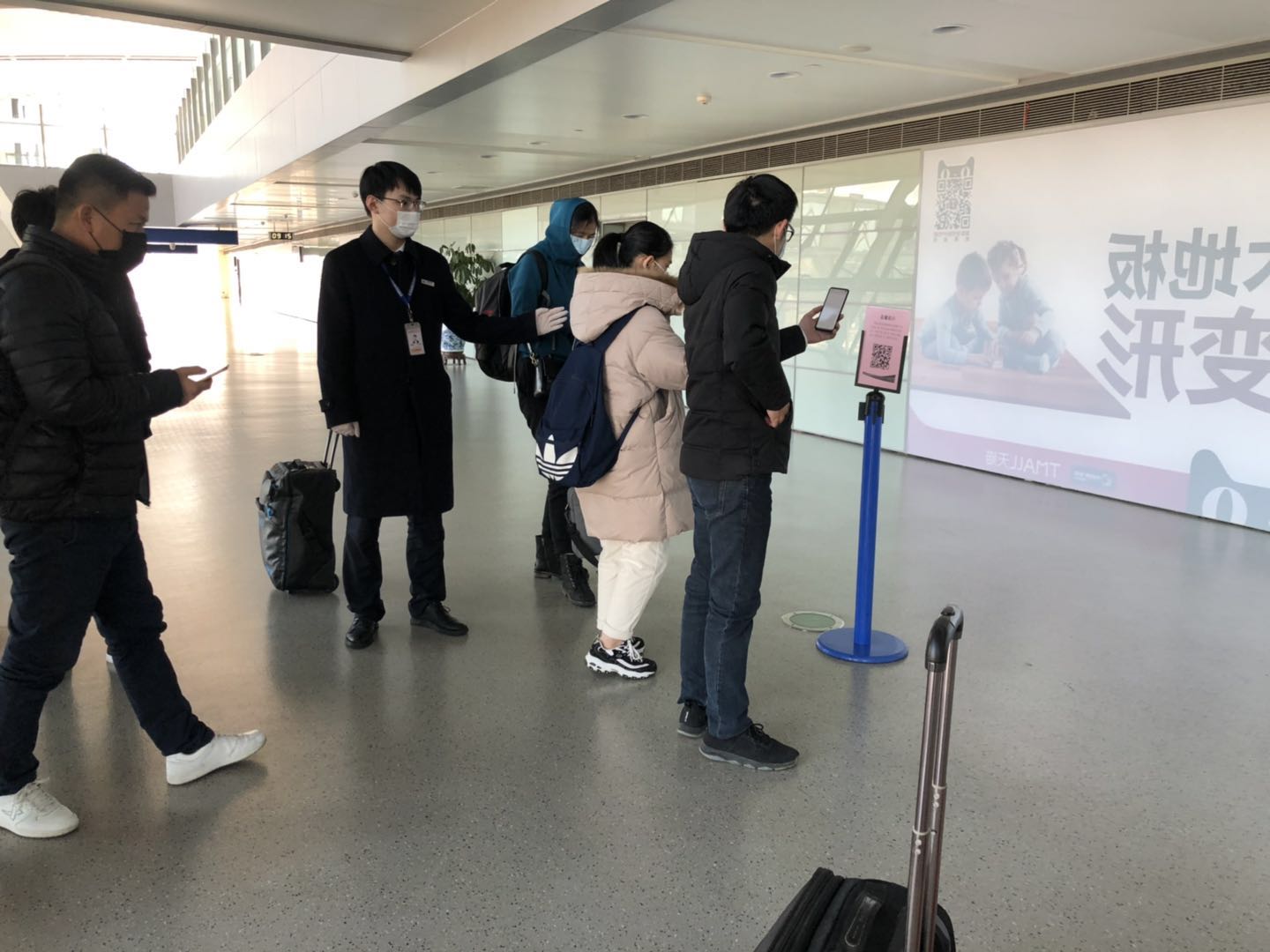 合肥新桥国际机场对返(来)肥人员进行健康登记检查