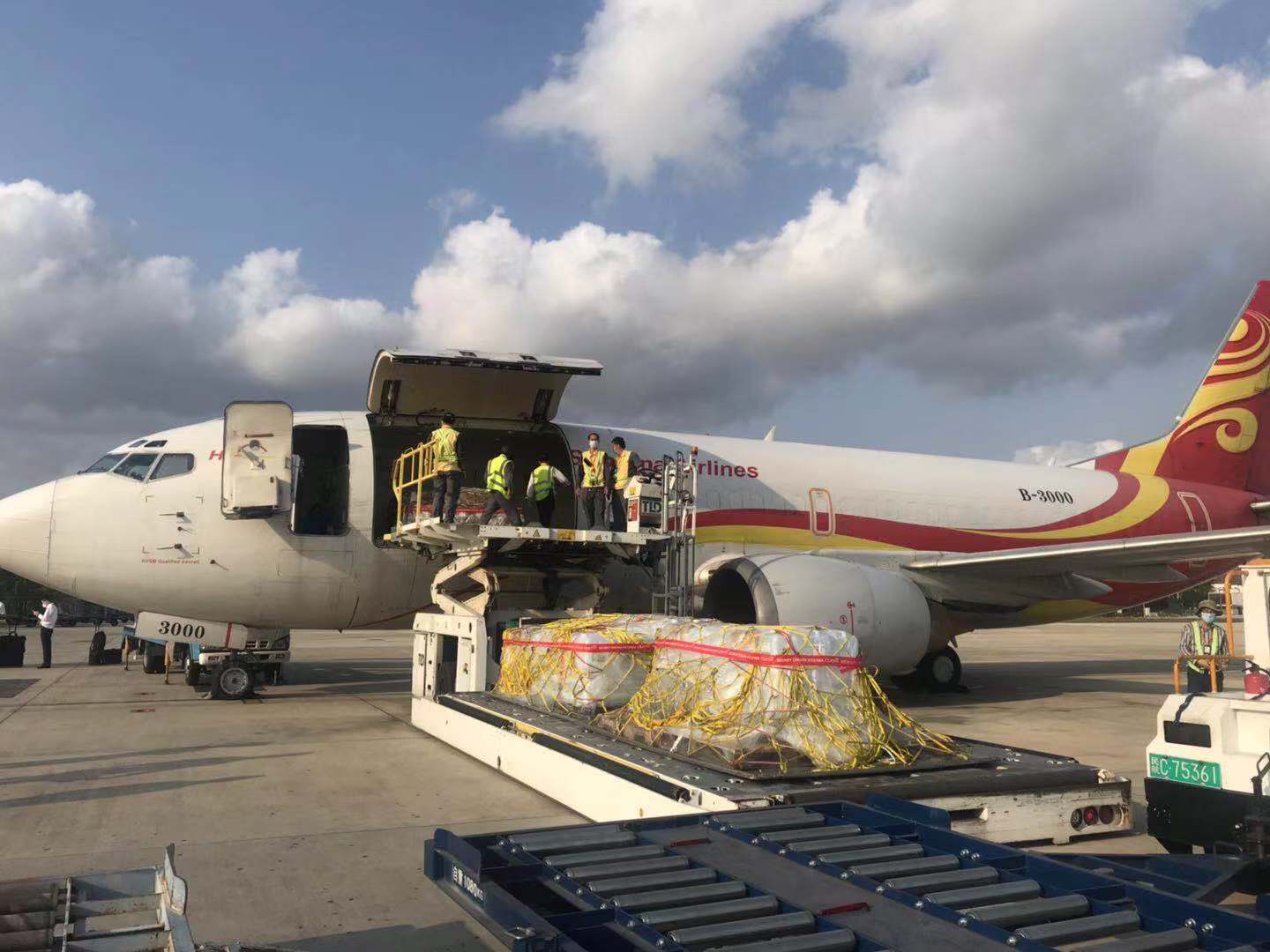 金鹏航空一日两班包机，紧急运送28吨防疫物资落地三亚凤凰机场