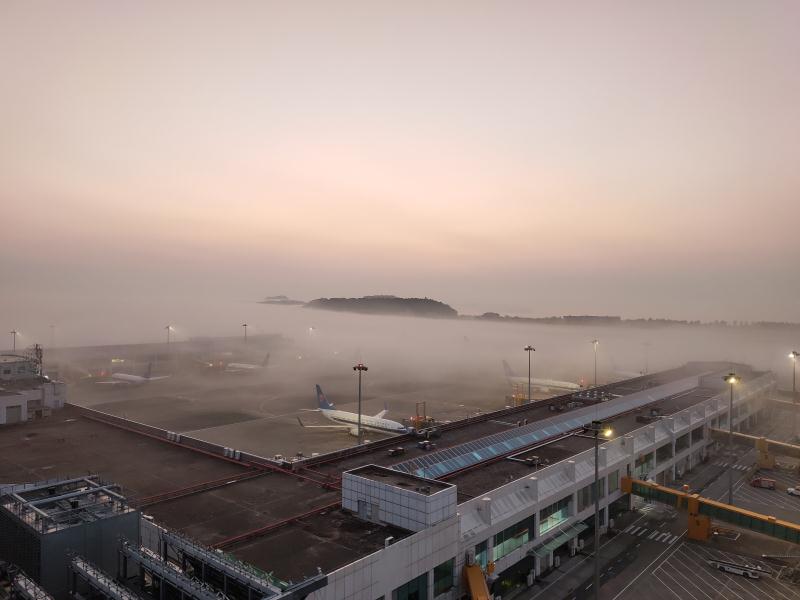 世界气象日雾过珠海机场如云中仙境