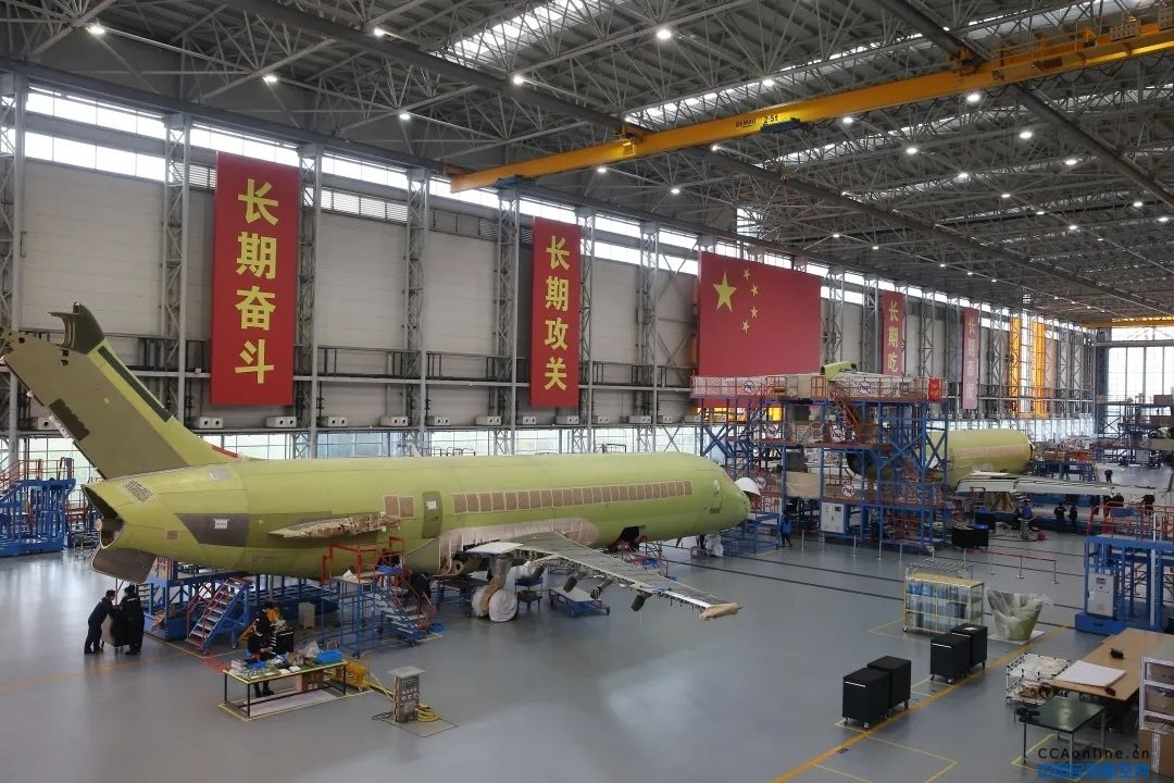 华东局向中国商飞颁发浦东基地生产设施生产许可证