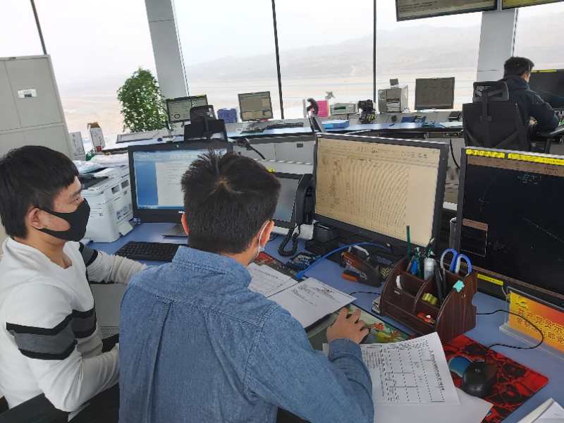 青海空管分局塔台管制室启用无纸化交接班模式