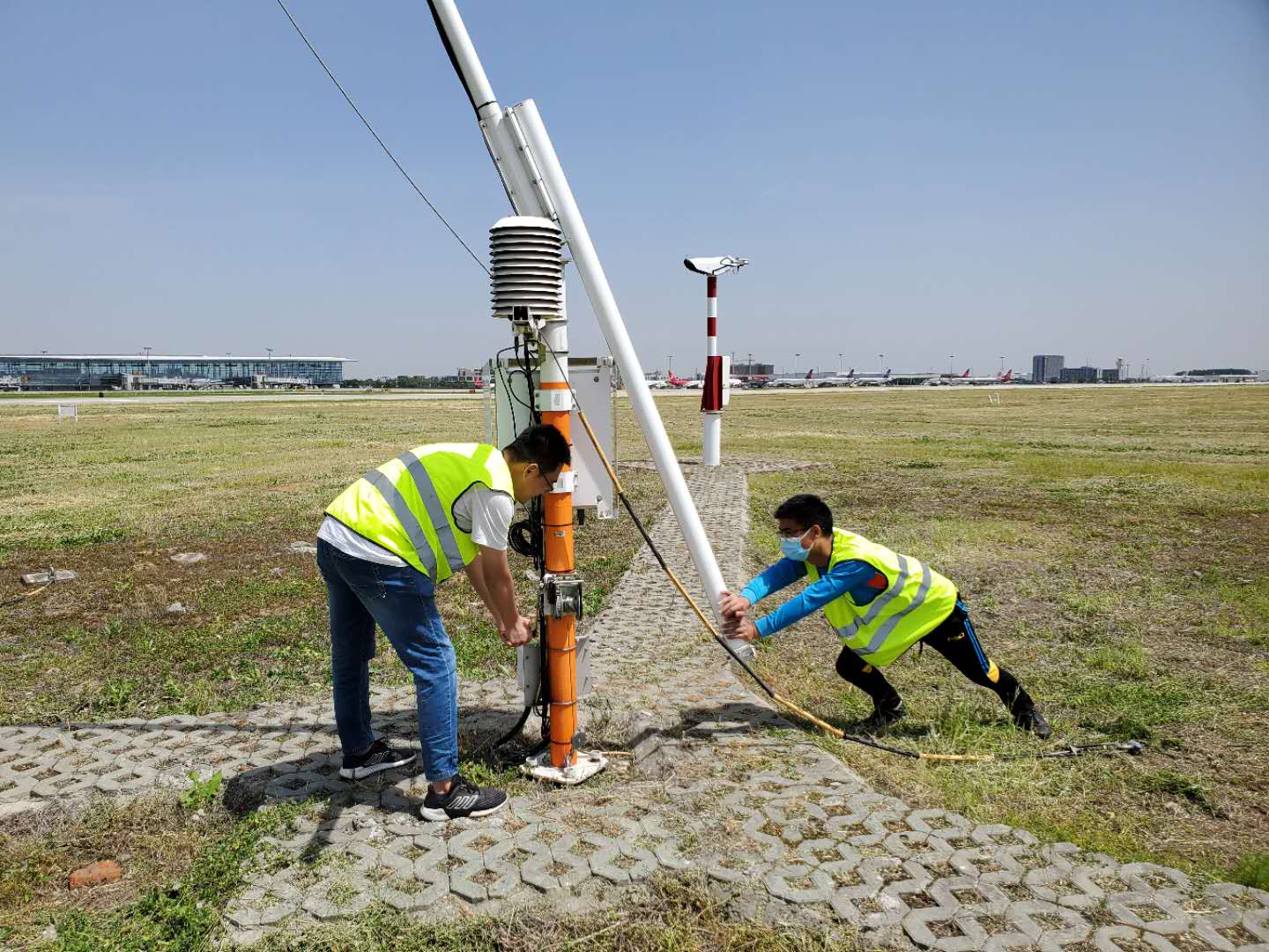 江苏空管分局气象台完成双跑道气象设备计量检定