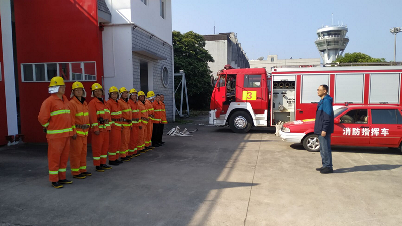 黄山机场消防护卫队开展航空器滑出跑道应急救援专项演练