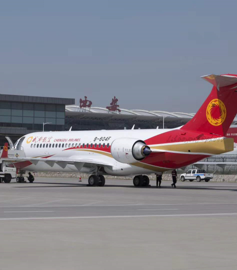 支线客机arj21-700在西安的首次商业飞行航班降落在西安咸阳国际机场