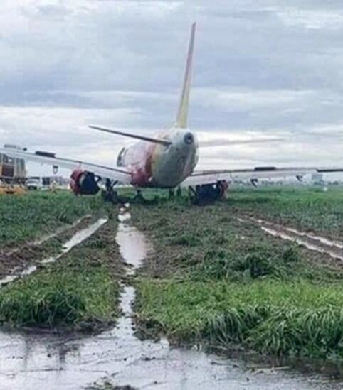 越捷航空一架客机在暴雨天气降落时滑出跑道,无人受伤