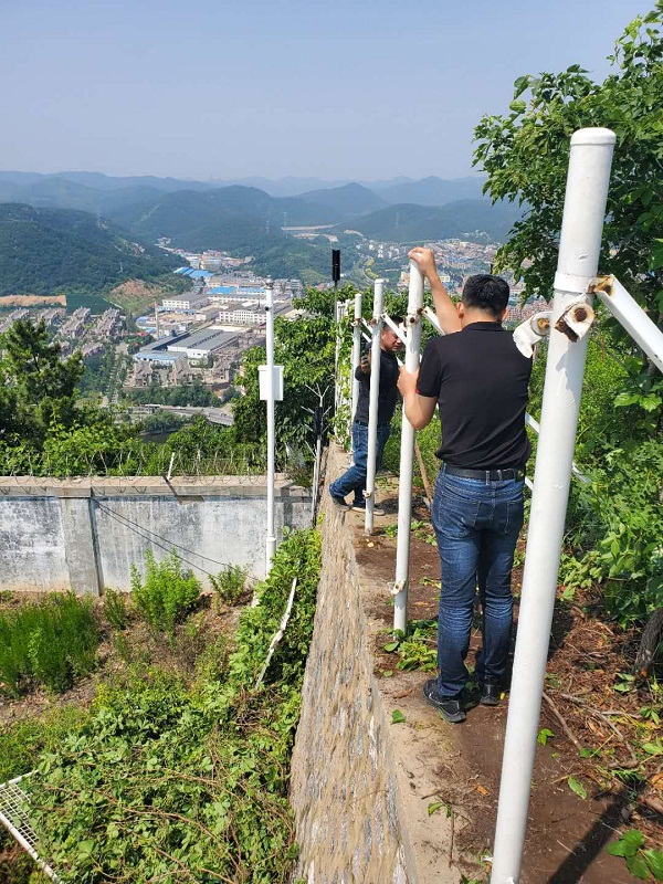 大连空管站物业科维修雷达站围栏