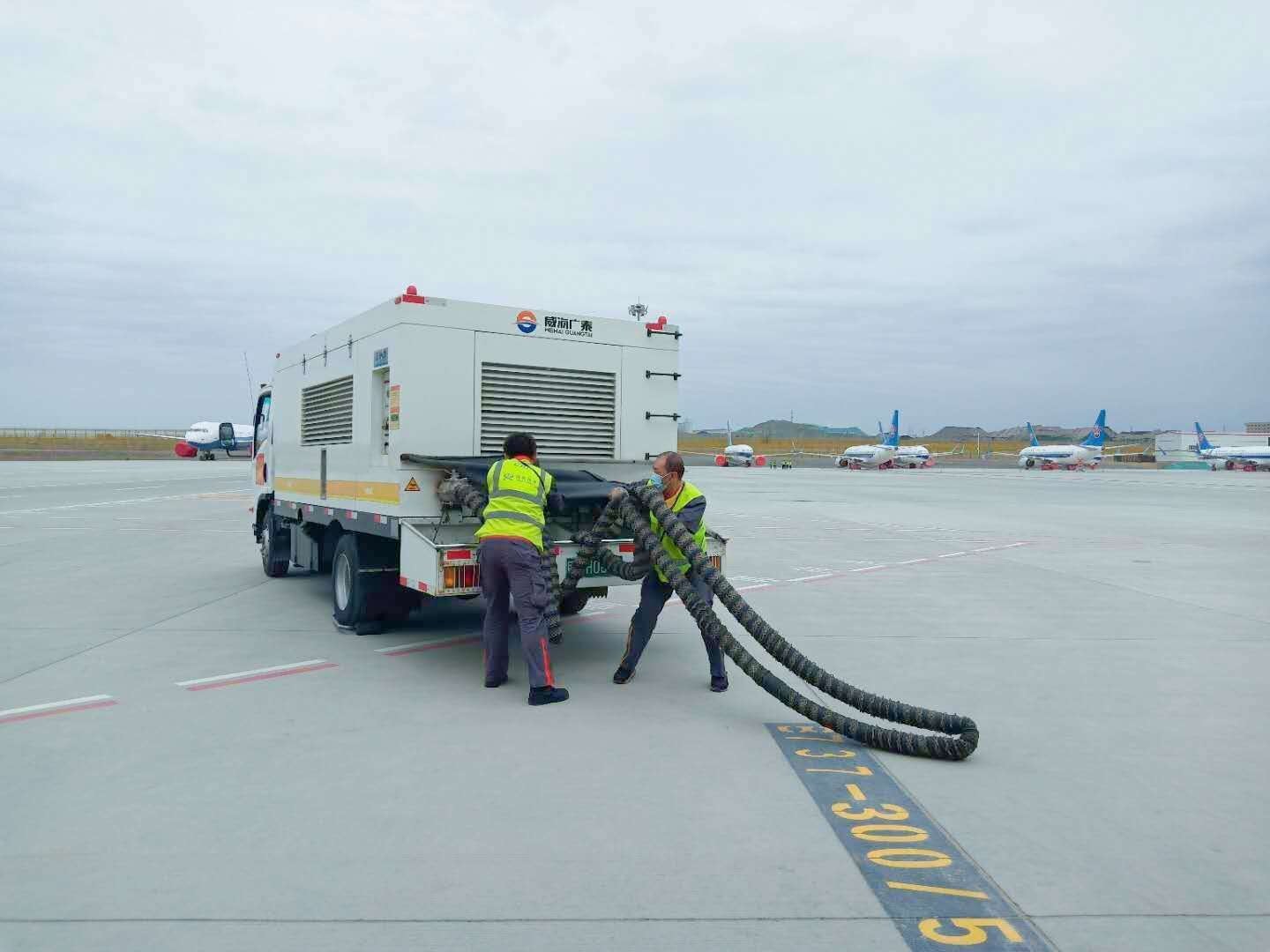 乌鲁木齐航空与海航技术开展气源车应急处置联合演练