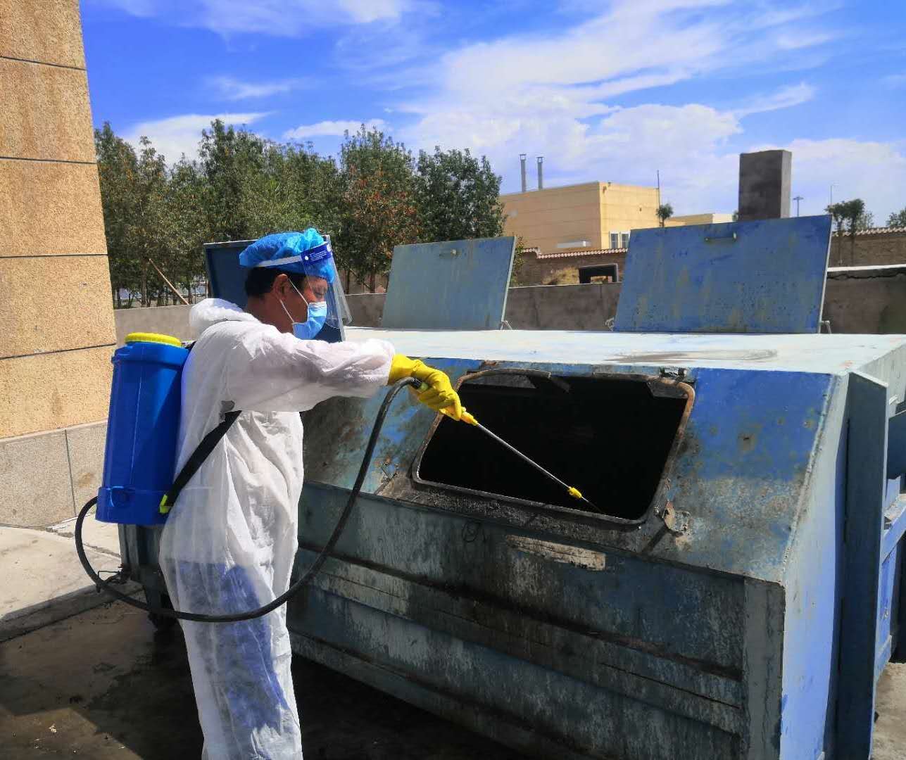 冠疫情防控消杀专项活动,有效清除了病媒孶生地,净化了吐鲁番机场环境