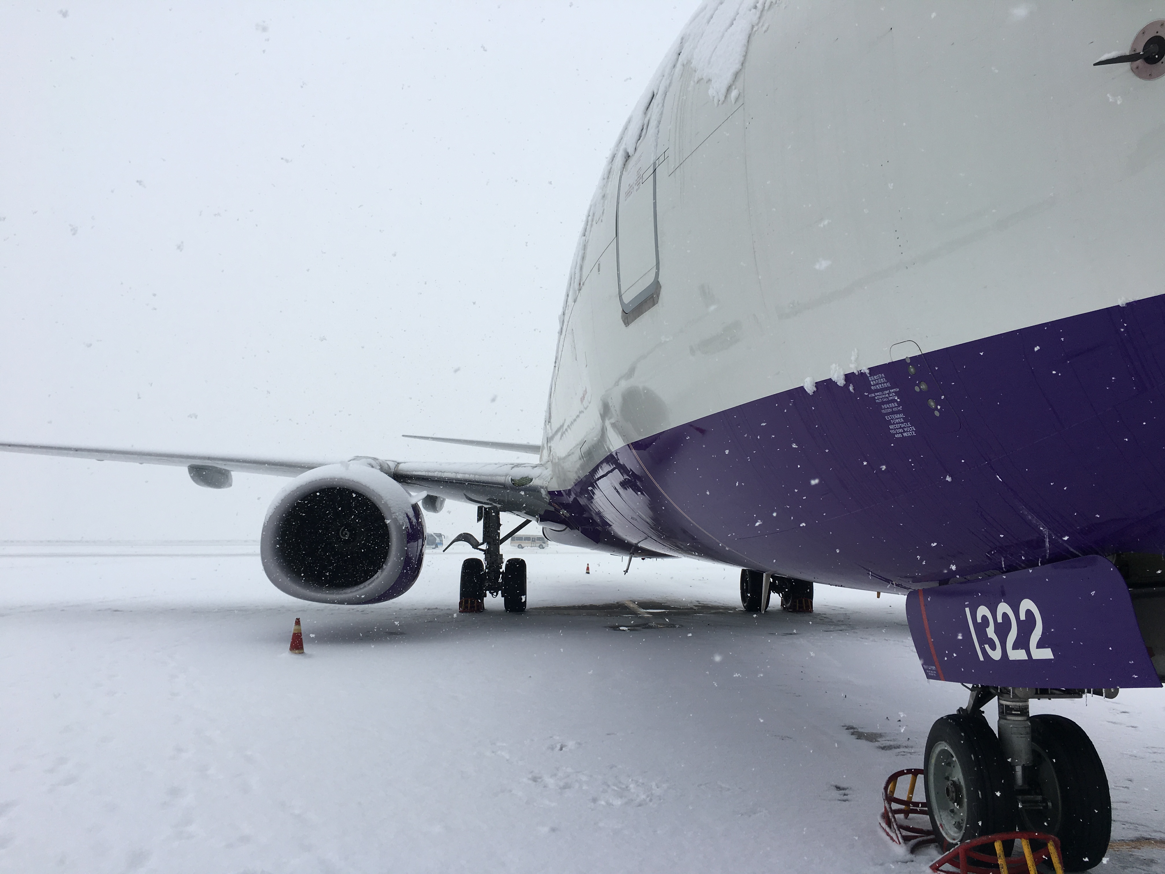 风雪中的摆渡人，乌鲁木齐航空客舱服务部暖心守候旅客出行