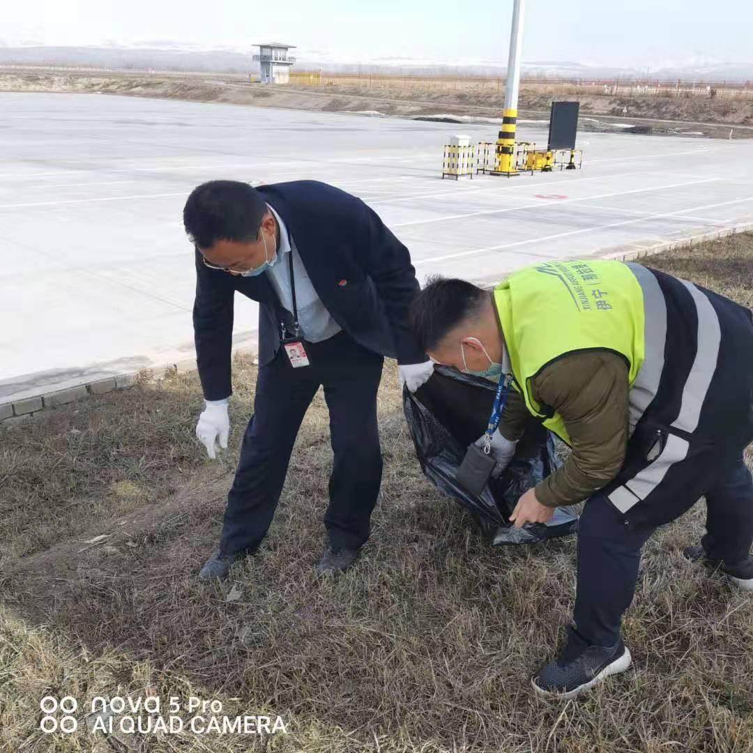 伊宁机场开展“环境治理我参与 爱国卫生我先行”主题党日活动