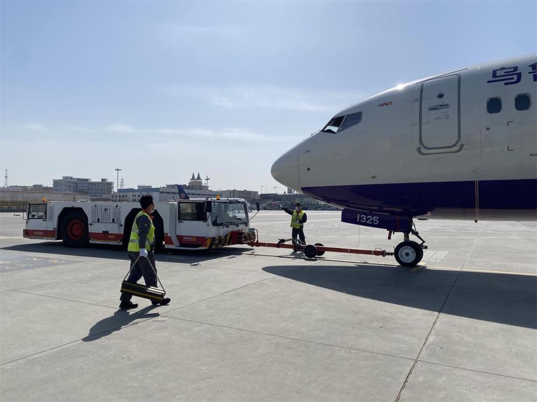 乌鲁木齐航空与海航技术开展飞机牵引车应急处置联合演练