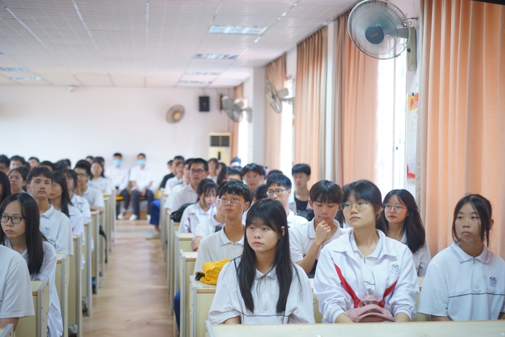 共筑美好蓝天--深圳空管站空管知识进校园走进潮州湘桥区意溪中学