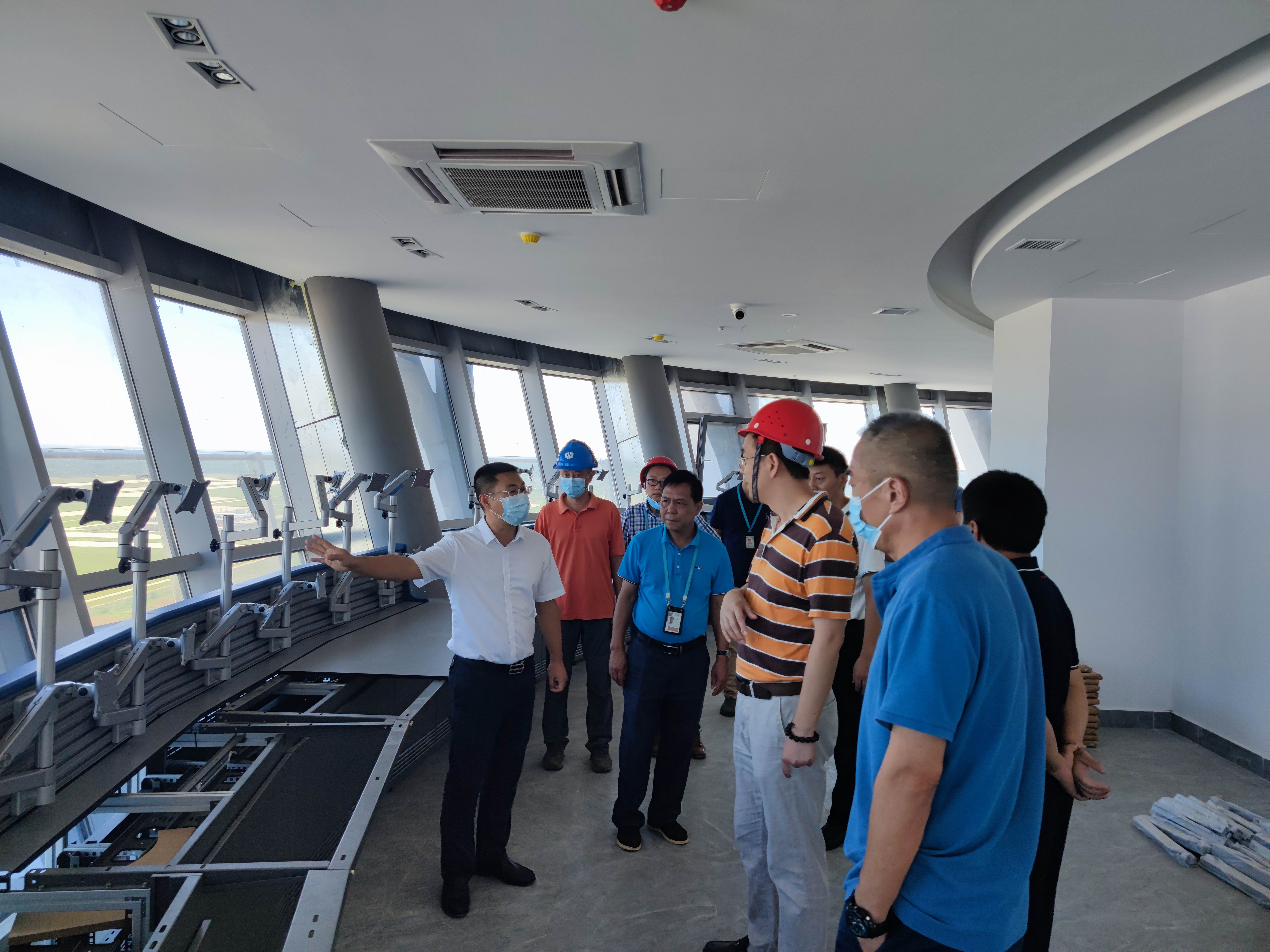 调研组现场调研察看新建塔台各个施工环节,向建设人员详细了解进度