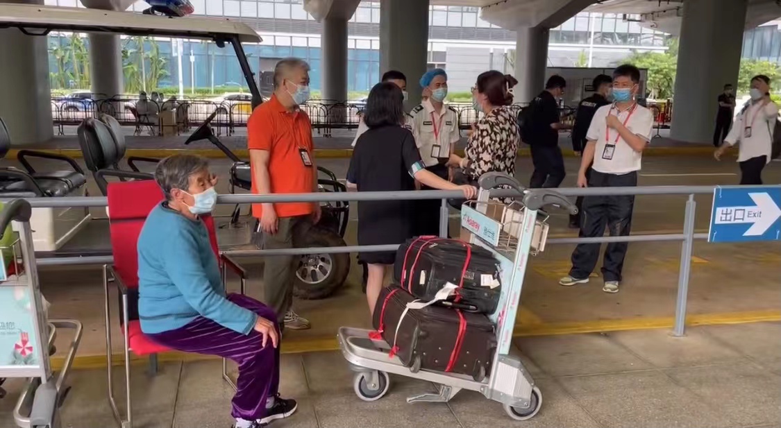 热心帮扶显真情！海口美兰机场协助八十岁老人找回错拿行李