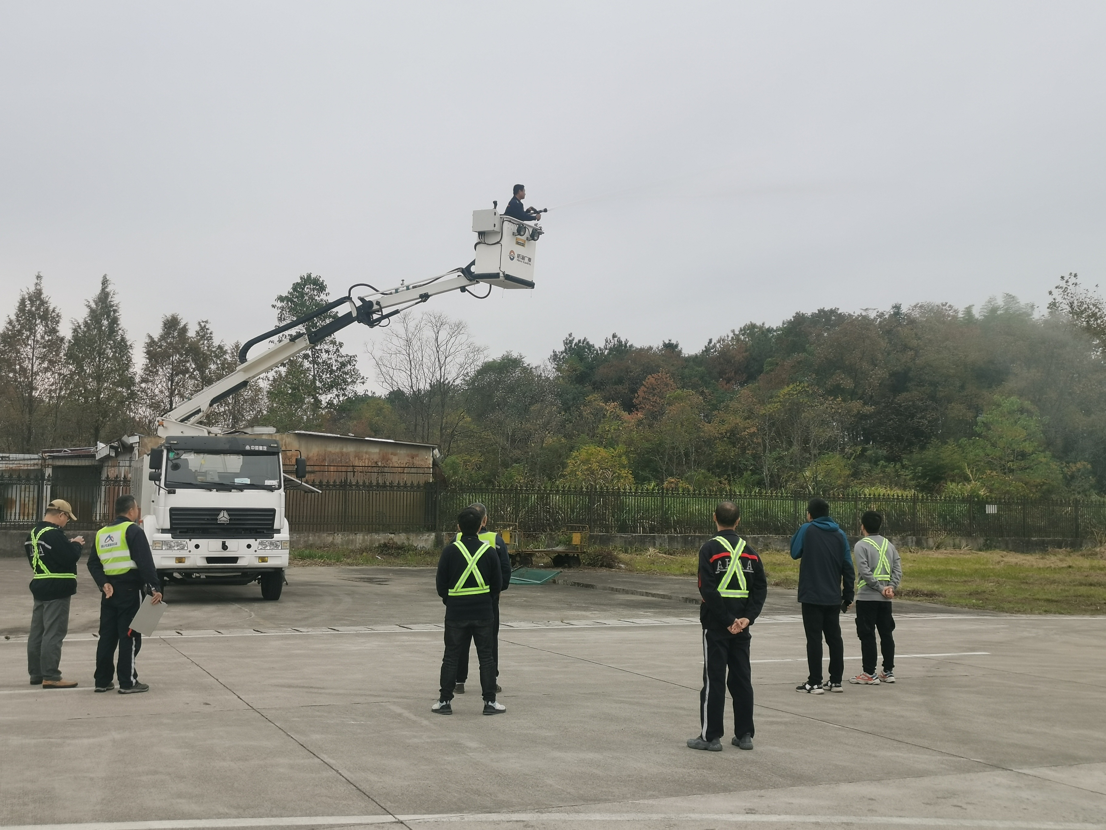 黄山机场机务部提前做好航空器除冰雪准备工作