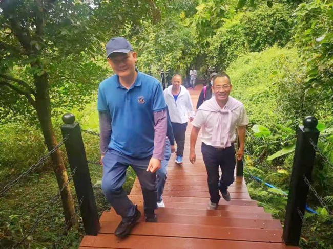 三亚空管站后勤服务中心开展登山活动