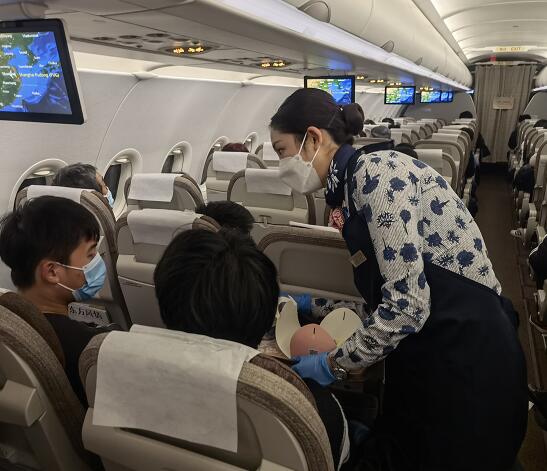 “您的生日 我们记得”---东航四川分公司乘务组万米高空为旅客庆生