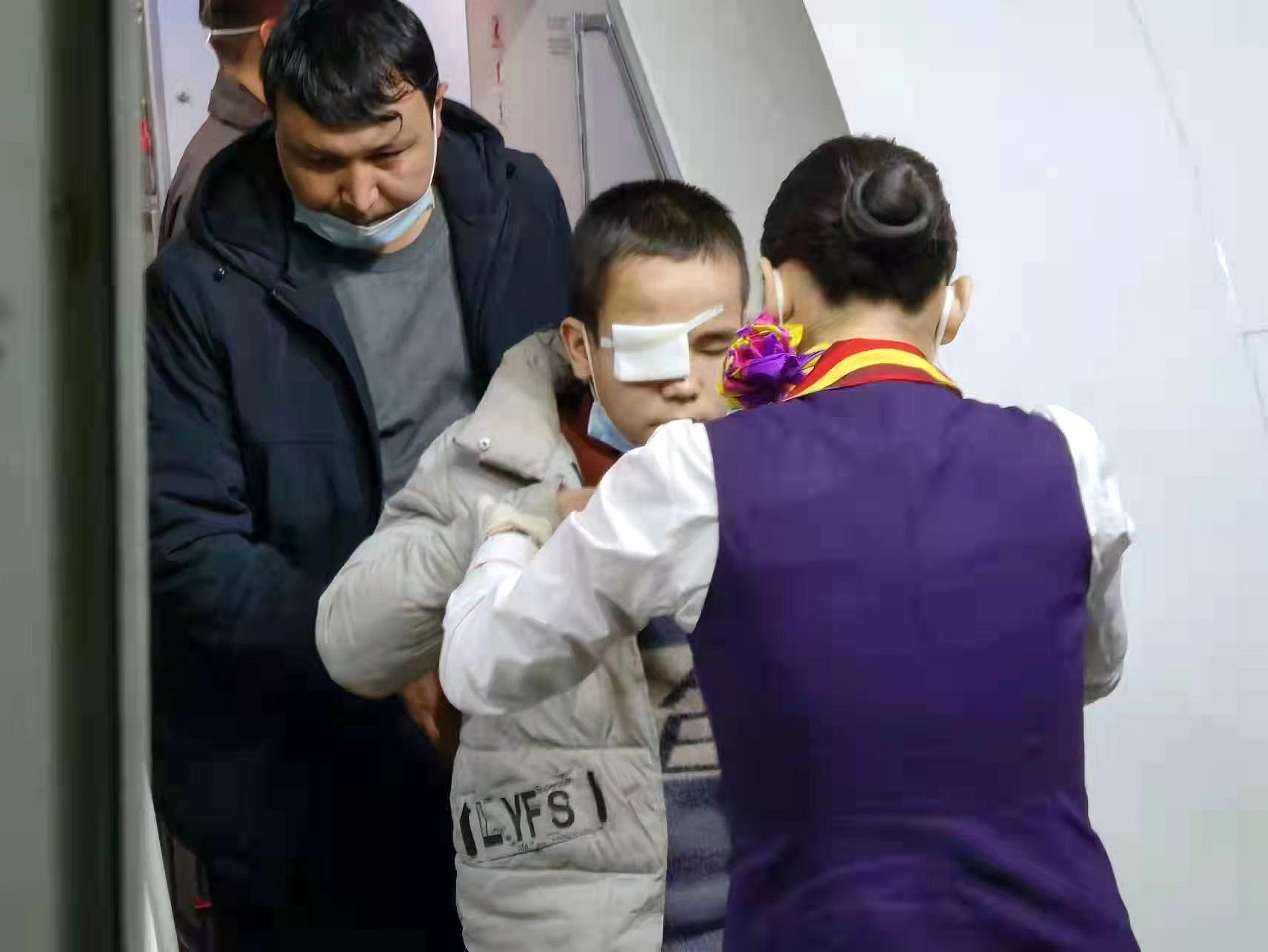 乌鲁木齐航空多线联动与时间赛跑 保障眼部受伤旅客紧急救治