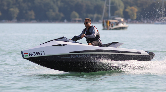 专为特斯拉首款皮卡Cybertruck设计的电动摩托艇