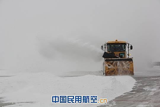 哈尔滨机场全力做好雪天保障确保旅客出行