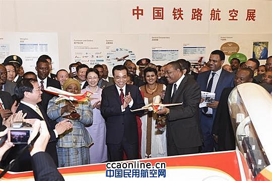 李克强总理在非洲参观中国铁路航空展