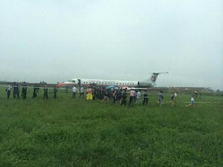 东航确认一支线客机雨中冲出跑道 无人员伤亡