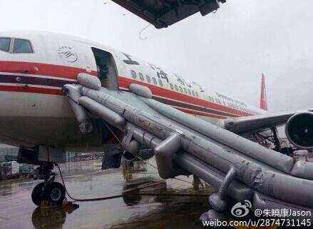 上航一客机误放应急滑梯 系乘务员操作失误