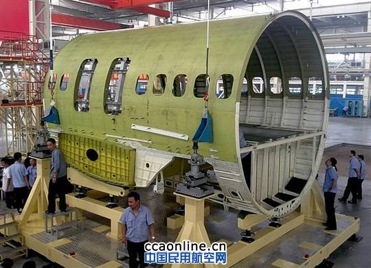 中国商飞C919首架机中机身总装下线