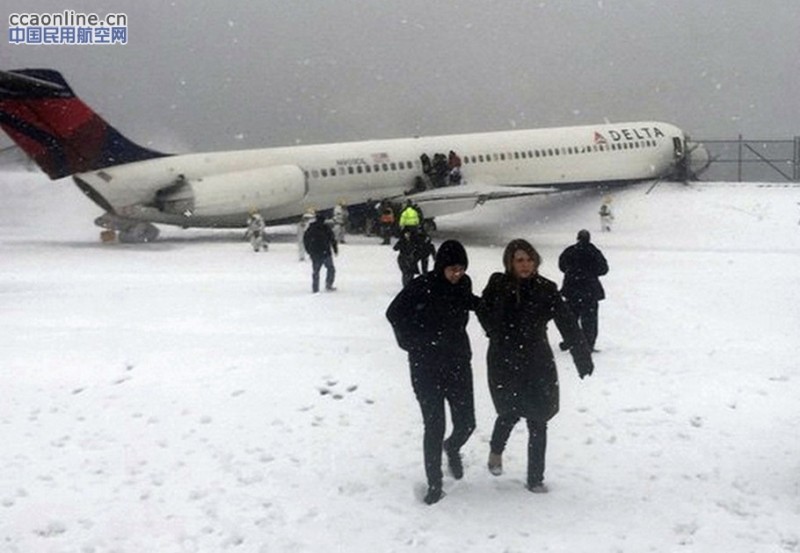 实拍：纽约一架达美航空客机冲出跑道，24人受伤