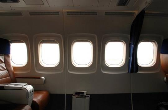 小知识：飞机窗户上为什么会有个小孔？
