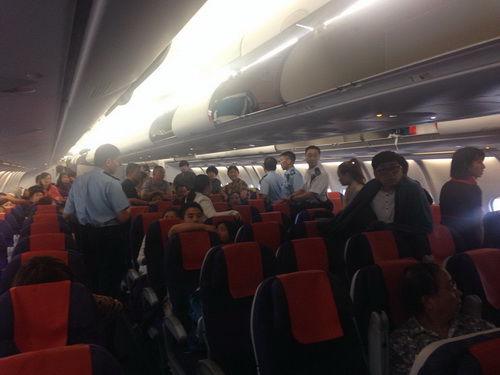 香港航空回应“HX234航班延误旅客拒下机”事件