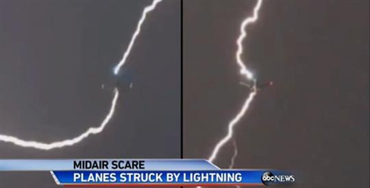 视频：美国一机场上空两架飞机被闪电击中