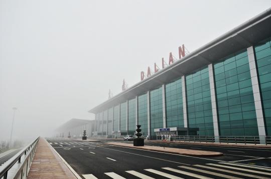 大雾致大连机场大面积航班延误 2500余人滞留