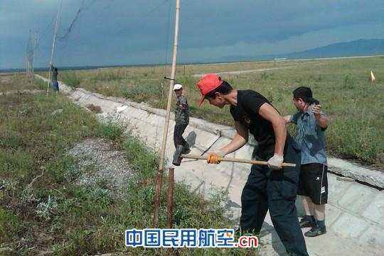 那拉提机场严防鸟击事件 保障航空安全