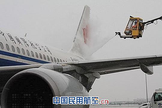 国航武汉维修基地紧急除雪保障航班正常运营